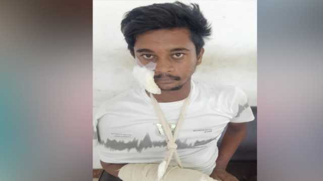 বন্দরে ট্রলার চালককে কুপিয়ে  জখম