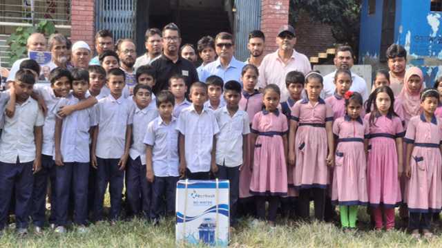 বন্দরের বিভিন্ন শিক্ষাপ্রতিষ্ঠানে শিল্পপতি বাবুলের সুপেয় পানির ফিল্টার বিতরণ