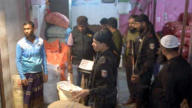 দিগুবাবুর বাজারে অভিযান : ৯০০ কেজি পলিথিন জব্দ, জরিমানা  