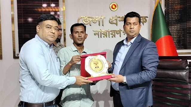 ডিসি জাহিদুল ইসলাম পেলেন 'শ্রেষ্ঠ জেলা প্রশাসক' সম্মাননা স্মারক