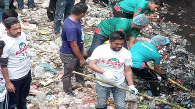 কাশিপুরে খাল পরিছন্নতায় নিজেই নেমে পড়লেন যুবদল নেতা রনি