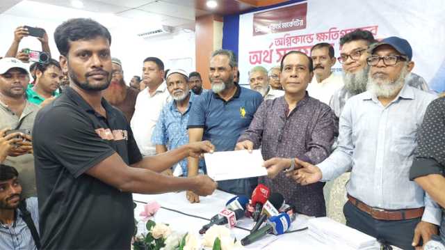 ক্ষতিগ্রস্থ ব্যবসায়িদের আর্থিক অনুদান দিলেন মাসুদুজবজামান