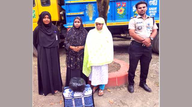 বন্দরে ১০ কেজি গাঁজাসহ দুই নারী গ্রেপ্তার