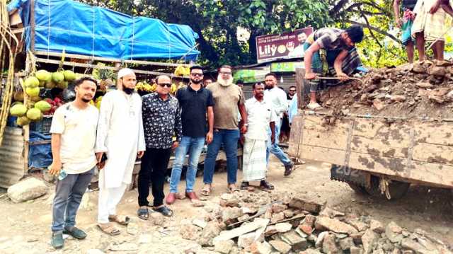 রিয়াদ চৌধুরীর উদ্যোগে চলমান রয়েছে পোস্ট অফিস-শিবু মার্কেট সংস্কার