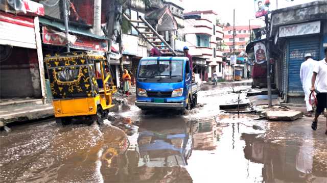 দক্ষিণ সস্তাপুর তিন রাস্তা মোড়ে বার মাস হাঁটু পানি, চরম ভোগান্তি