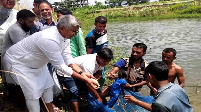 রূপগঞ্জে বিএনপির ৪৭তম প্রতিষ্ঠাবার্ষিকীতে মাছের পোনা অবমুক্ত 