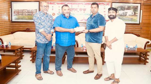 পুরুষ ও মহিলা কাবাডি দলকে জেলা প্রশাসকের আর্থিক অনুদান প্রদান