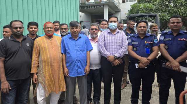 ফতুল্লায় মেঘনা তেল ডিপোতে চালক ও শ্রমিকদের কর্মবিরতি পালন