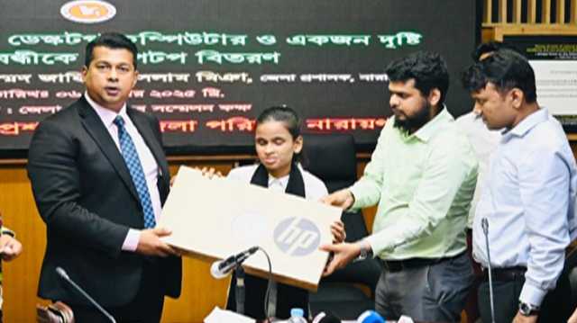 দৃষ্টি প্রতিবন্ধী ছাত্রী সালমার স্বপ্নপূরণে ডিসি জাহিদুলের সহায়তা