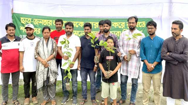 জুলাই শহীদদের স্মরণে প্রতিবেশ আন্দোলনের বিনামূল্যে গাছের চারা বিতরণ
