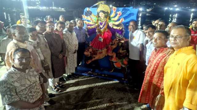 নারায়ণগঞ্জে প্রতিমা বিসর্জনের মধ্য দিয়ে শেষ হলো শারদীয় দুর্গোৎসব