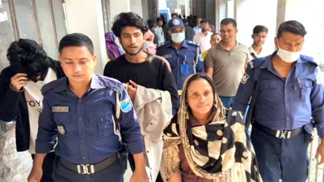 ফতুল্লায় ডিবি পুলিশ পরিচয়ে ছিনতাই, নারীসহ দুই যুবককে গণপিটুনি