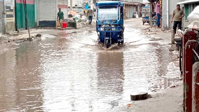 হাজীগঞ্জ-সস্তাপুর সড়কে জলাবদ্ধতায় চরম ভোগান্তি