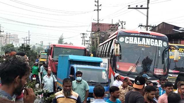 বন্দরে বকেয়া বেতনের দাবিতে স্টিল মিল শ্রমিকদের মহাসড়ক অবরোধ  
