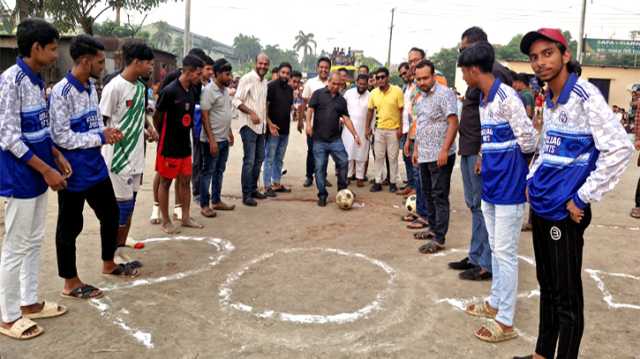 সিদ্ধিরগঞ্জে কোকো স্মৃতি ডিগবার ফুটবল টুর্নামেন্টের শুভ উদ্বোধন