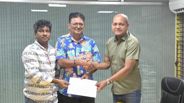 নারায়ণগঞ্জ প্রেস ক্লাবের সঙ্গে নারায়ণগঞ্জ কমিউনিটি হেল্পিং হাব ইউএসএ’র সমঝোতা স্মারক স্বাক্ষর
