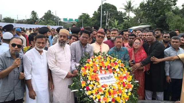 জুলাই গণঅভ্যুত্থান দিবসে স্মৃতিস্তম্ভে মহানগর বিএনপির পুষ্পস্তবক