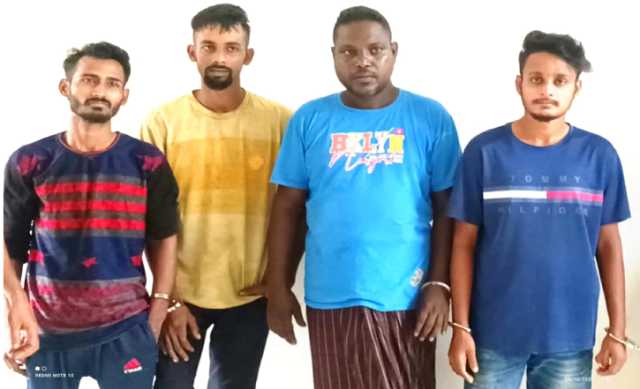 বন্দরে চোর সন্দেহে আটক ৪ 