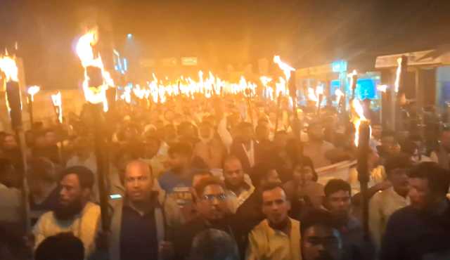 আড়াইহাজারে মনোনয়ন বঞ্চিত ৩ প্রার্থীর  কর্মী-সমর্থকদের মশাল মিছিল