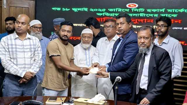 হকার্স মার্কেটে অগ্নিকাণ্ডে ক্ষতিগ্রস্তদের আর্থিক সহায়তা দিলেন ডিসি