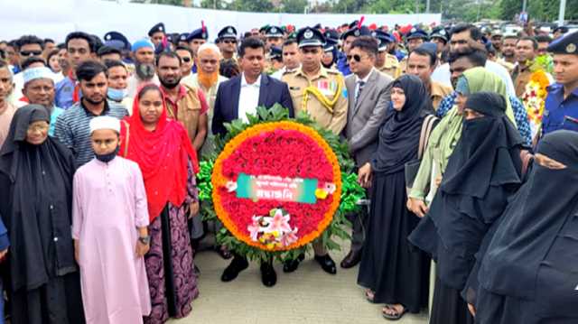 নারায়ণগঞ্জে দেশের প্রথম জুলাই শহীদ স্মৃতিস্তম্ভে সর্বস্তরের মানুষের শ্রদ্ধা  