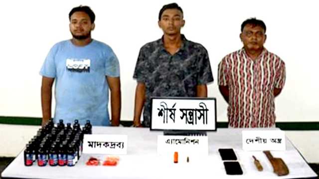 রূপগঞ্জে সেনাবাহিনীর অভিযানে অস্ত্র ও মাদকসহ ৩ শীর্ষ সন্ত্রাসী গ্রেপ্তার