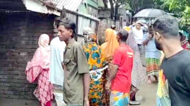  সোনারগাাঁয়ে স্বামী-স্ত্রীর ঝুলন্ত মরদেহ উদ্ধার, বিষপান করে মা ও ছেলের মৃত্যু