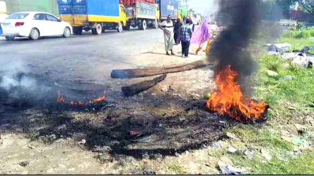 রূপগঞ্জে বকেয়া বেতনের দাবিতে ঢাকা-সিলেট মহাসড়ক অবরোধ