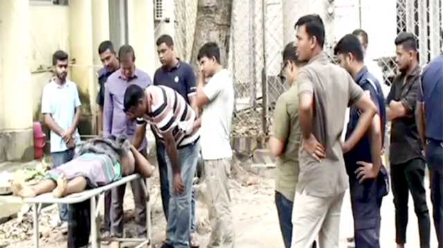 বন্দরে নিজের হাতে বোমা বিস্ফোরণে ডাকাত নিহত, গণপিটুনিতে আহত ২