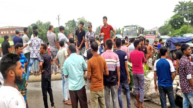 রূপগঞ্জে বকেয়া বেতনের দাবিতে ঢাকা-সিলেট মহাসড়ক অবরোধ