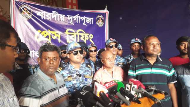ফতুল্লায় পূজা মণ্ডপ পরিদর্শনে বাংলাদেশ কোস্ট গার্ড