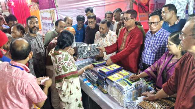 শহরের বিভিন্ন পূজা মন্ডপ পরিদর্শন ও বস্ত্র বিতরণ করলেন সাখাওয়াত-টিপু 