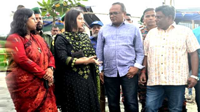 ফতুল্লায় প্রতিমা বিসর্জন ঘাট পরিদর্শনে অতিরিক্ত জেলা ম্যাজিস্ট্রেট