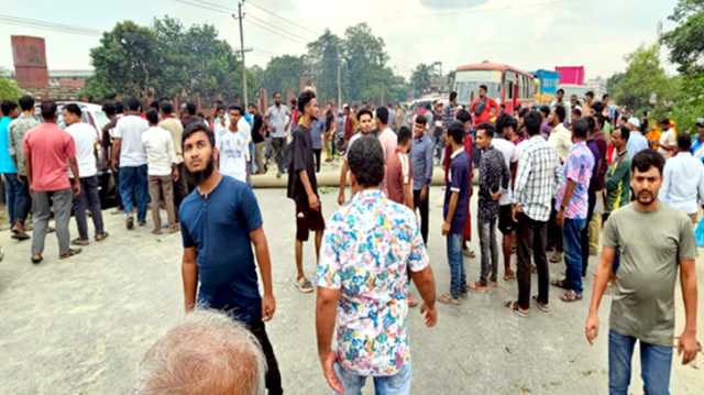 রূপগঞ্জে বকেয়া বেতনের দাবিতে শ্রমিকদের মহাসড়ক অবরোধ