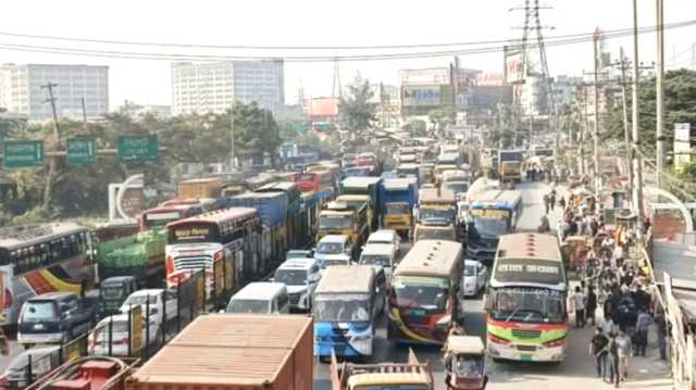 মালবাহী লরি বিকলে ঢাকা-চট্টগ্রাম মহাসড়কে তীব্র যানজট