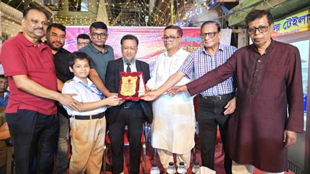 আমলাপাড়া সার্বজনীন কমিটির চিত্রাঙ্কন প্রতিযোগিতার পুরস্কার বিতরণ