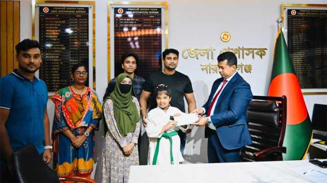 আর্থিক সংকট জয় করে খুদে কারাতেদের হাসি ফিরিয়ে দিলেন ডিসি জাহিদুল