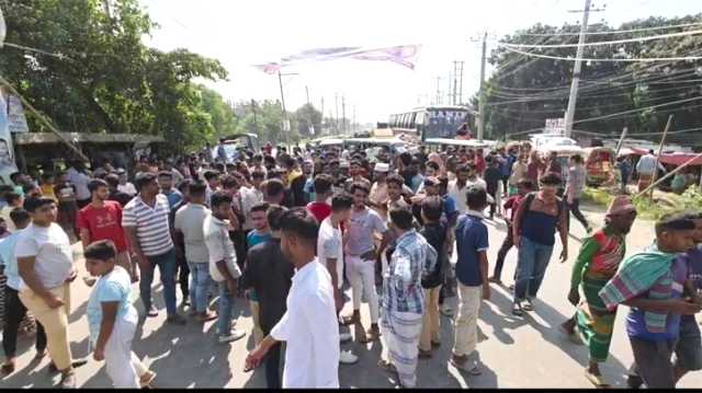 রূপগঞ্জে মাদ্রাসা শিক্ষকের শাস্তি ও পদত্যাগের দাবিতে মহাসড়ক অবরোধ, বিক্ষোভ 