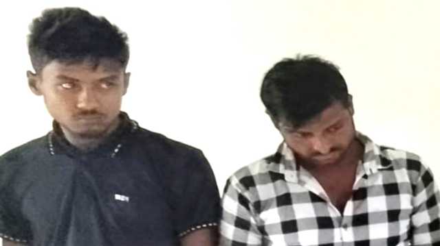 বন্দরে চোর সন্দেহে ২ যুবক আটক