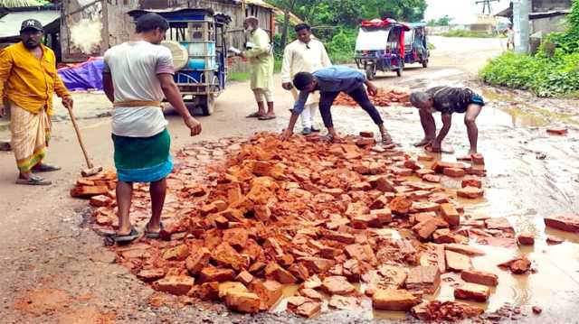 বৃষ্টিতে ক্ষতিগ্রস্থ মিনারবাড়ি-লাঙ্গলবন্দ সড়কের ৬টি পয়েন্টে সংস্কার