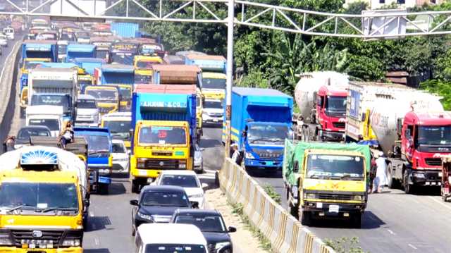 ঢাকা-চট্টগ্রাম-সিলেট মহাসড়কে ২১ কিলোমিটার তীব্র যানজট, চরম ভোগান্তি