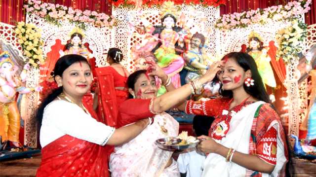 না’গঞ্জে মণ্ডপে মণ্ডপে ঐতিহ্যবাহি সিঁদুর খেলায় মেতে উঠেন নারীরা