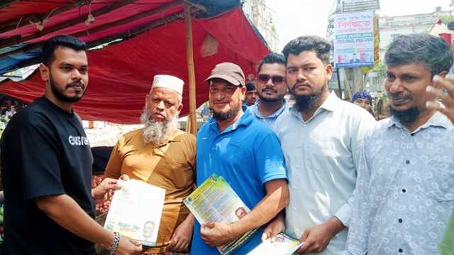 সিদ্ধিরগঞ্জে মুক্তিযুদ্ধের প্রজন্ম দলের উদ্যোগে ৩১ দফা প্রচারণায় লিফলেট বিতরণ