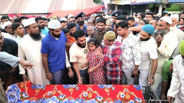 বন্দর প্যারোলে মুক্তি পেয়ে স্ত্রী ও নবজাতক সন্তানের জানাজায় ছাত্রলীগ নেতা সুমন  