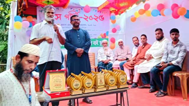 সিদ্ধিরগঞ্জে হাজী আবেদ আলী আইডিয়াল হাই স্কুলে ক্লাস পার্টি ও পুরস্কার বিতরণ