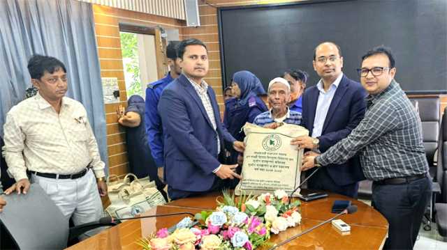 দূর্যোগে ক্ষতিগ্রস্ত পরিবারের মাঝে সদর উপজেলায় শুকনো খাবার বিতরণ