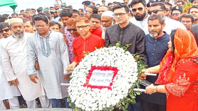 জুলাই গণঅভ্যুত্থান দিবসে স্মৃতিস্তম্ভে জেলা বিএনপির পুষ্পস্তবক অর্পণ