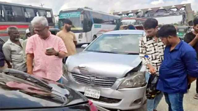 সিদ্ধিরগঞ্জে বিএনপি নেতা জয়নাল আবদিন ফারুকের গাড়ি দুর্ঘটনায় কবলিত
