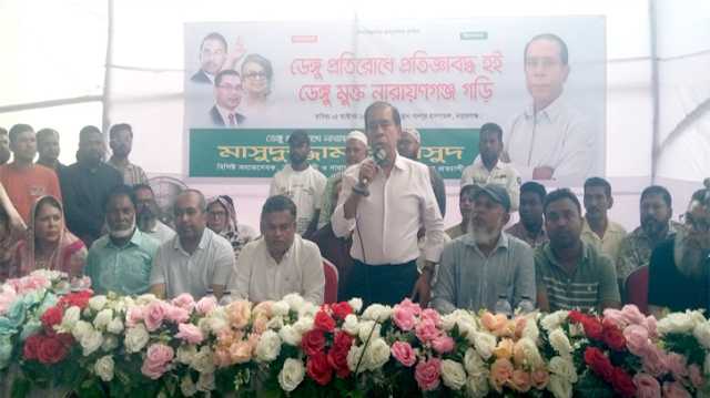 ডেঙ্গু প্রতিরোধে ফগার মেশিন দিলেন মাসুদুজ্জামন