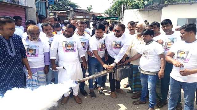 সিদ্ধিরগঞ্জে ডেঙ্গু প্রতিরোধে স্প্রে ছিটানোসহ সচেতনতায় লিফট বিতরণ